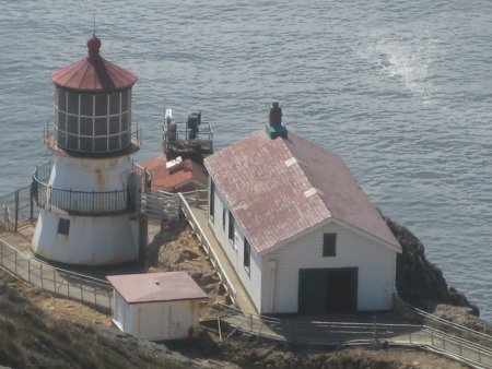 p5 36 zoom of lighthouse (36K)
